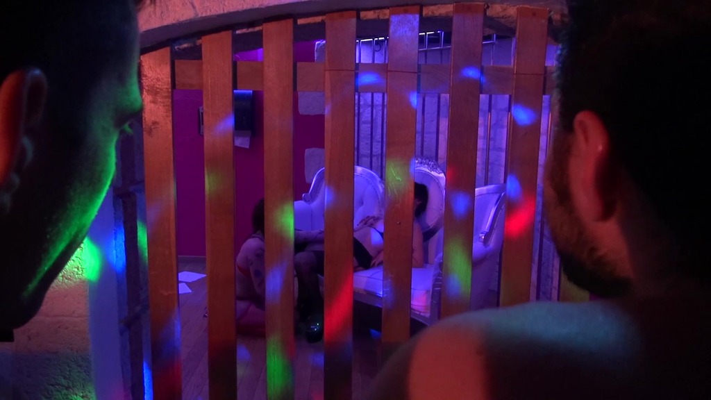 Une bonne sodo dans le club libertin ! (AnalVids.com) Une bonne sodo dans le club libertin !